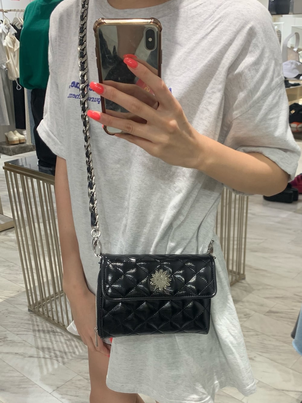 グレー系のTシャツ/カットソー、ブラック系のショルダーバッグ、ブラック系のブーツを着用したレディースの夏コーディネートの6枚目の写真