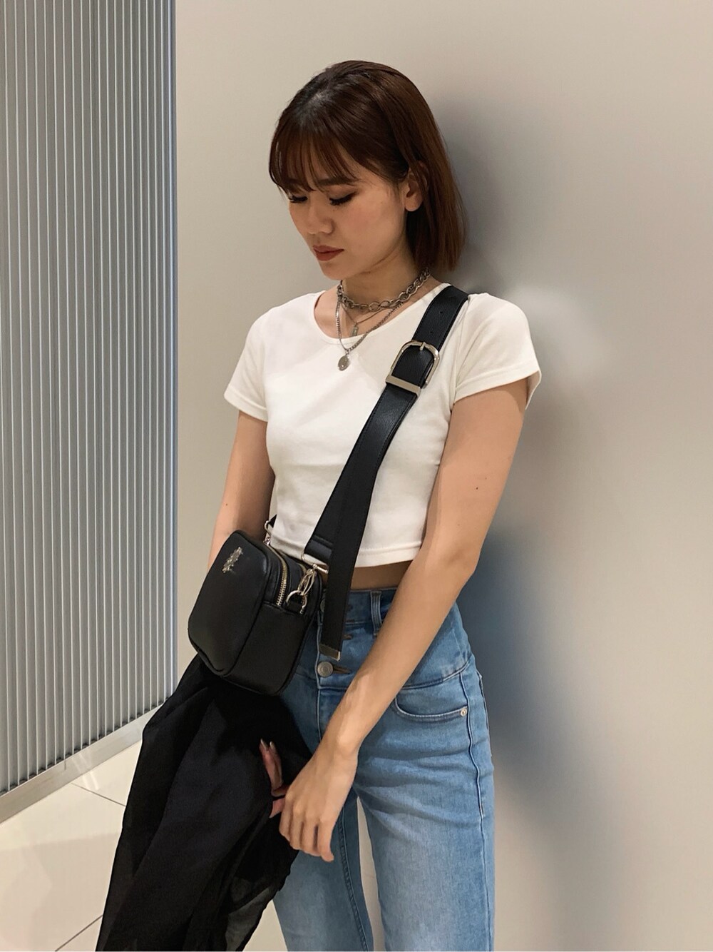 ブルー系のデニムパンツ、ブラック系のシャツ/ブラウス、ホワイト系のTシャツ/カットソーを着用したレディースの春コーディネートの6枚目の写真