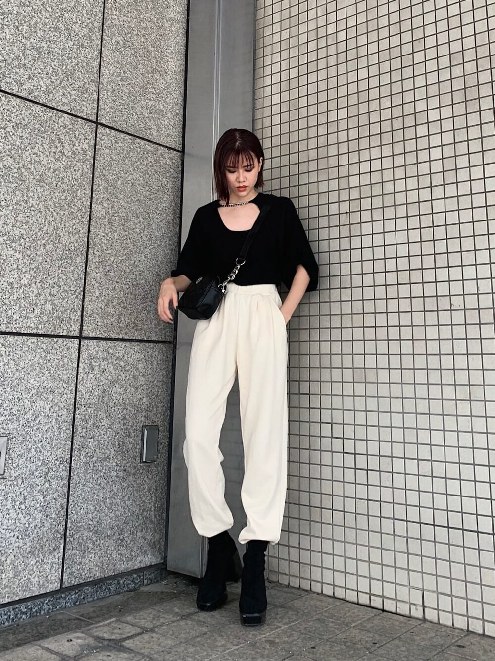 ホワイト系のスウェットパンツ、ブラック系のショルダーバッグを着用したレディースの秋コーディネートの2枚目の写真