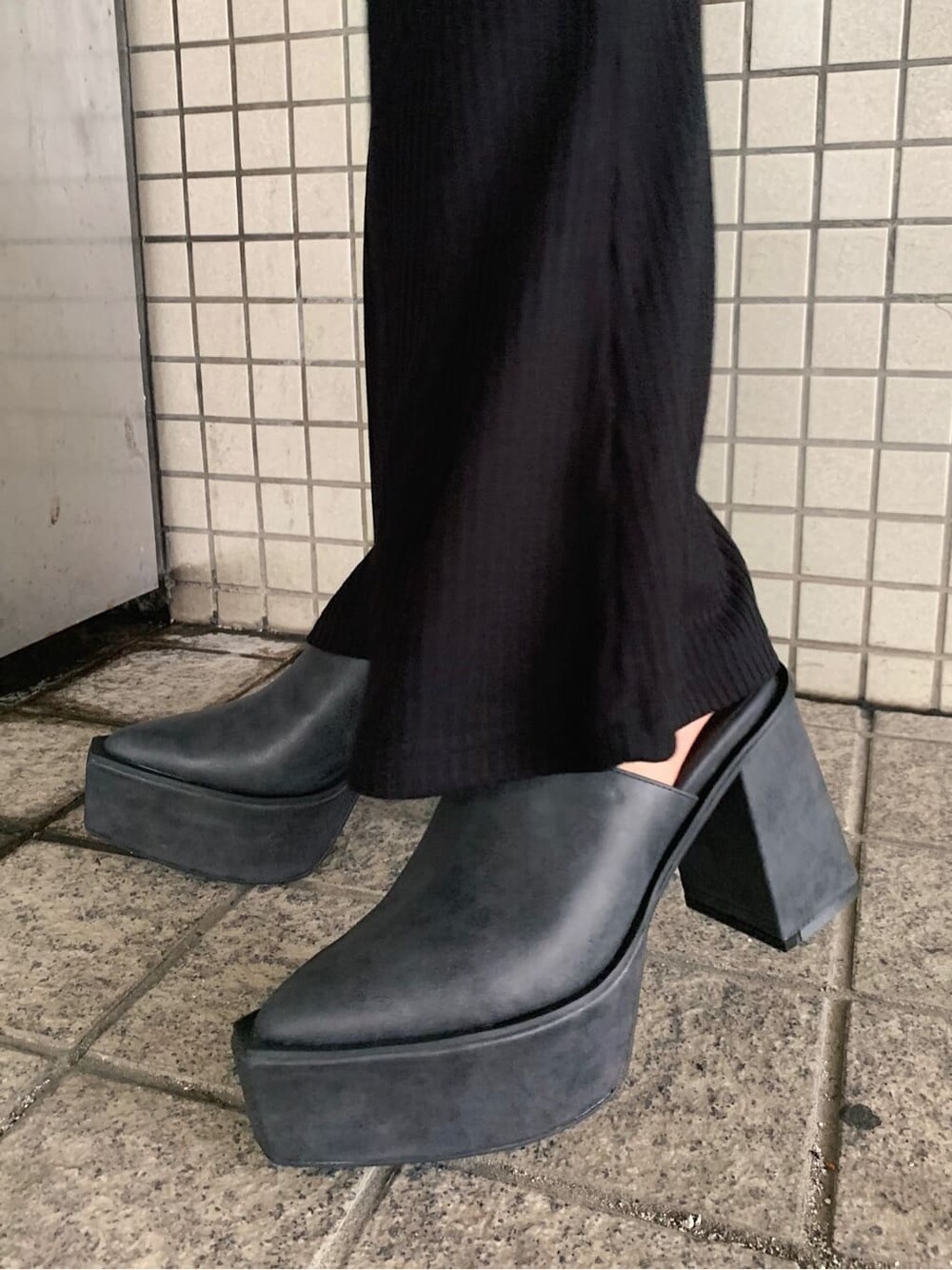 ブラック系のその他パンツ、ブラック系のサンダル、ホワイト系のシャツ/ブラウスを着用したレディースの夏コーディネートの9枚目の写真