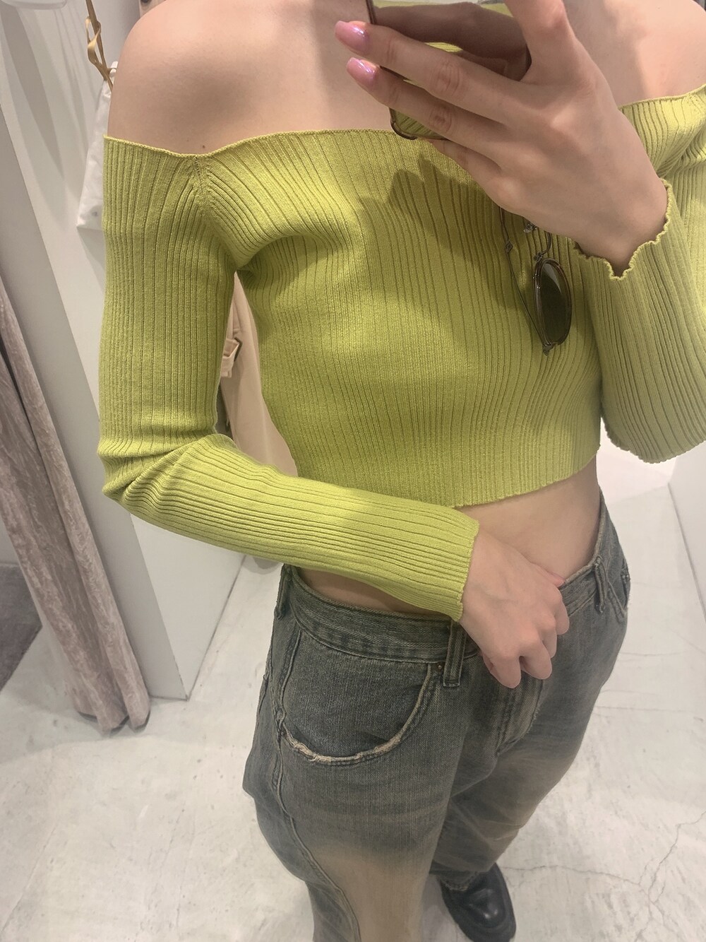 ブラック系のブーツ、グリーン系のニット/セーター、その他のサングラスを着用したレディースの春コーディネートの3枚目の写真