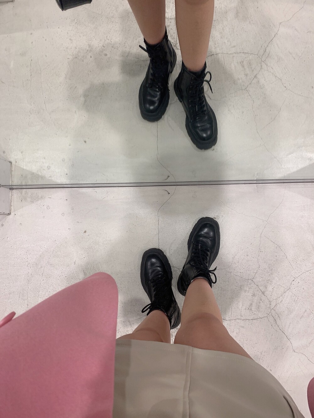 ピンク系のテーラードジャケット、ホワイト系のスカート、ブラック系のショルダーバッグを着用したレディースの冬コーディネートの9枚目の写真