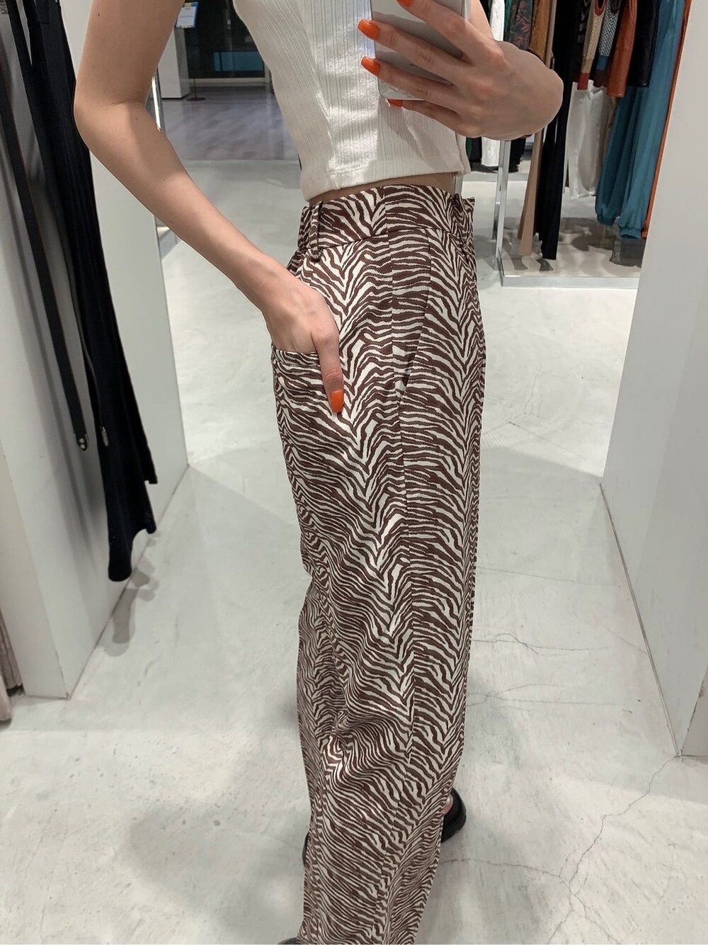 ホワイト系のTシャツ/カットソー、その他のその他パンツ、グリーン系のショルダーバッグを着用したレディースの春コーディネートの5枚目の写真