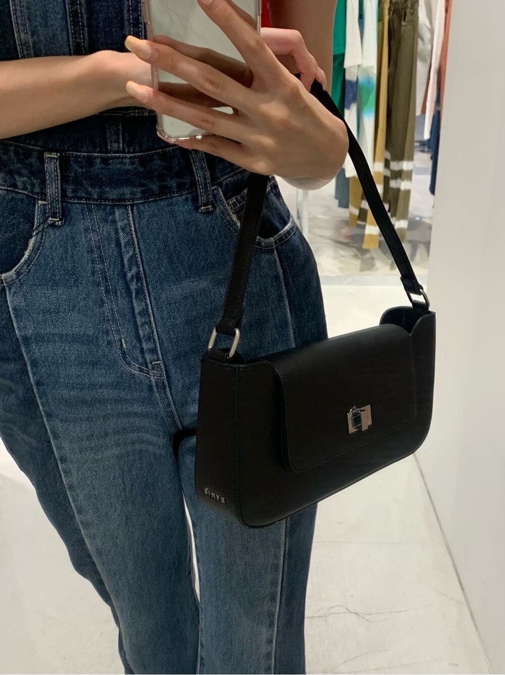 ブルー系のサロペット/オーバーオール、ブラック系のショルダーバッグ、ホワイト系のサンダルを着用したレディースの夏コーディネートの6枚目の写真