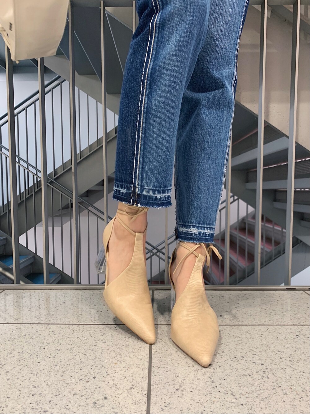 ホワイト系のニット/セーター、ベージュ系のパンプス、ホワイト系のショルダーバッグを着用したレディースの春コーディネートの6枚目の写真