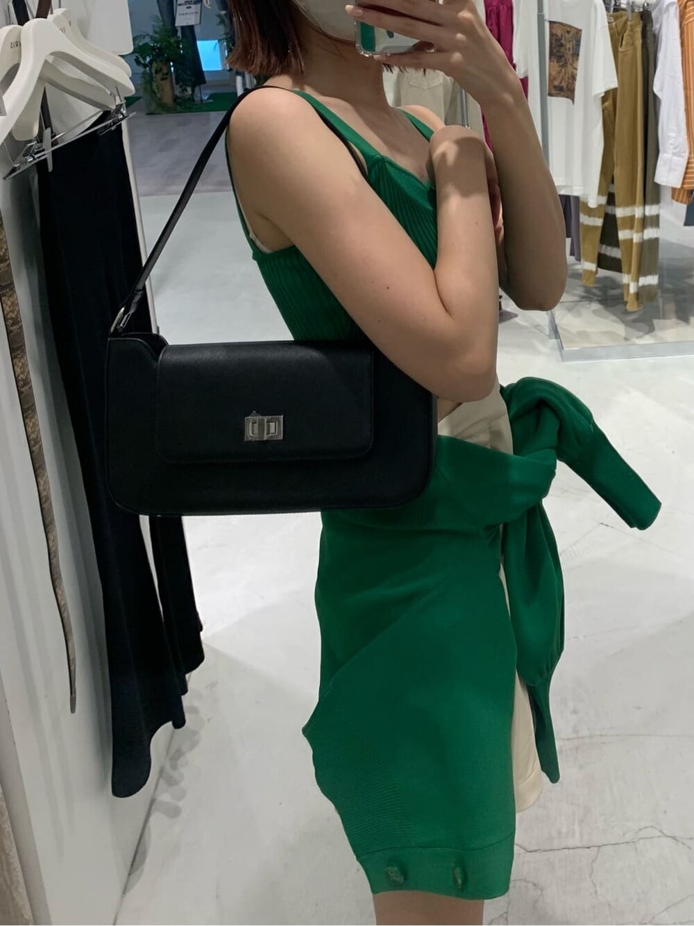 ホワイト系のその他パンツ、ブラック系のショルダーバッグ、グリーン系のカーディガン/ボレロを着用したレディースの夏コーディネートの4枚目の写真