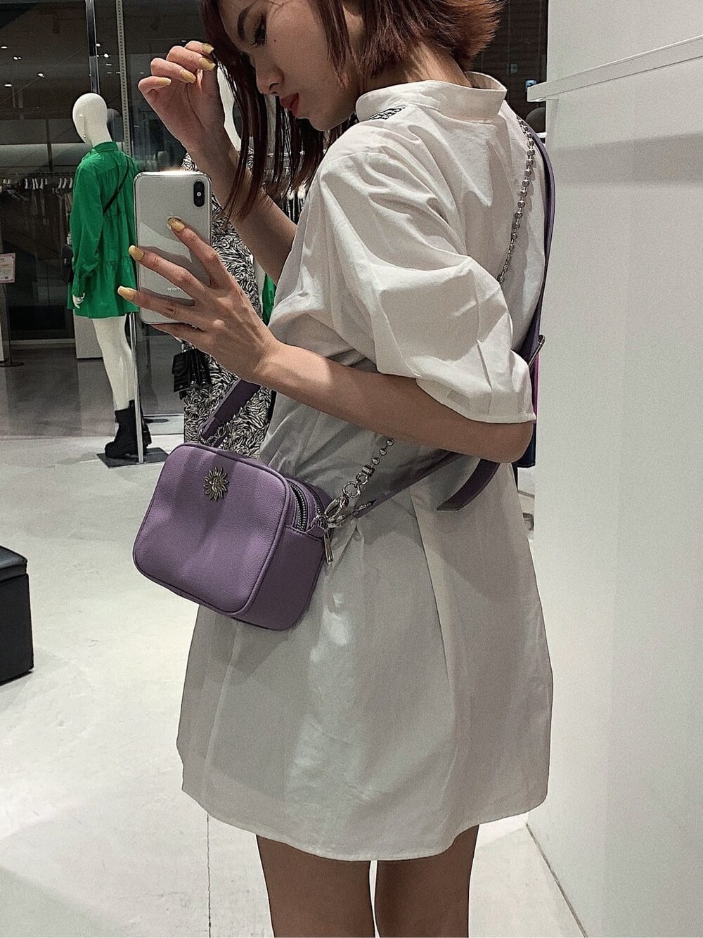 ブラック系のブーツ、ブラック系のその他パンツ、ホワイト系のワンピースを着用したレディースの春コーディネートの5枚目の写真