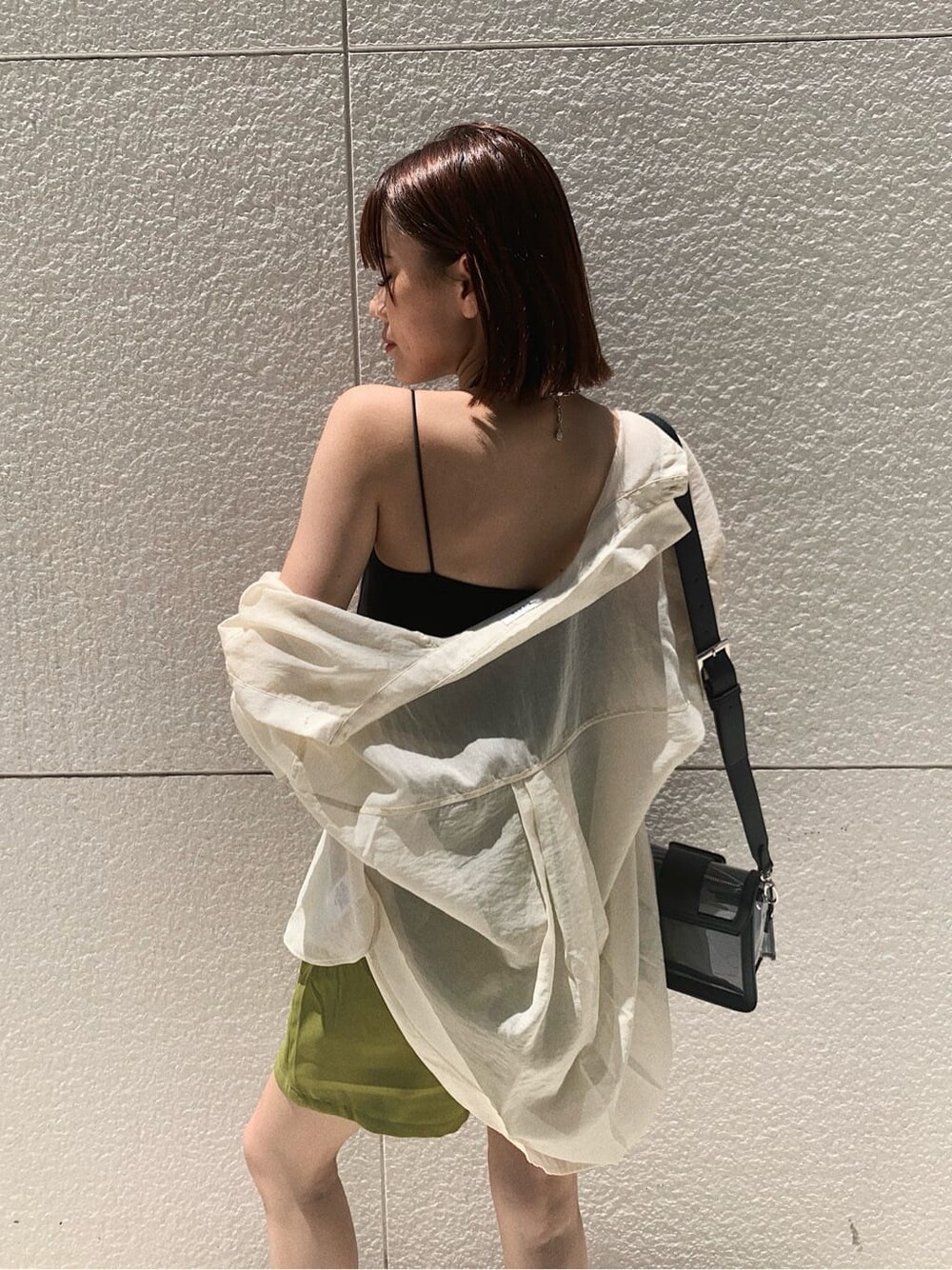 ホワイト系のシャツ/ブラウス、ブラック系のサンダル、グリーン系のその他パンツを着用したレディースの夏コーディネートの3枚目の写真