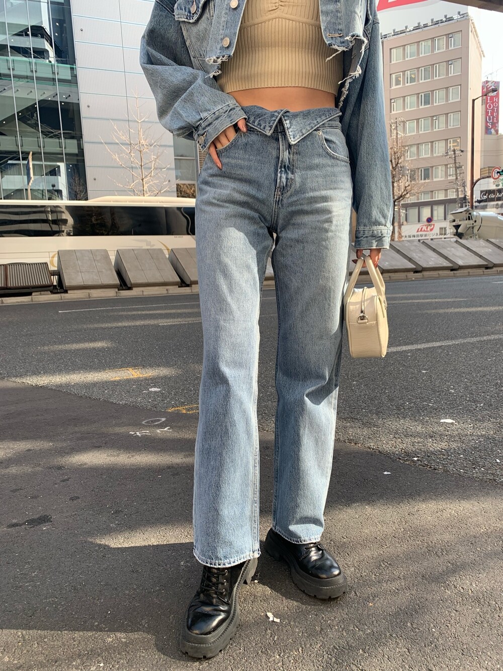 ブルー系のデニムパンツ、ブルー系のデニムジャケット、ホワイト系のカーディガン/ボレロを着用したレディースの冬コーディネートの7枚目の写真
