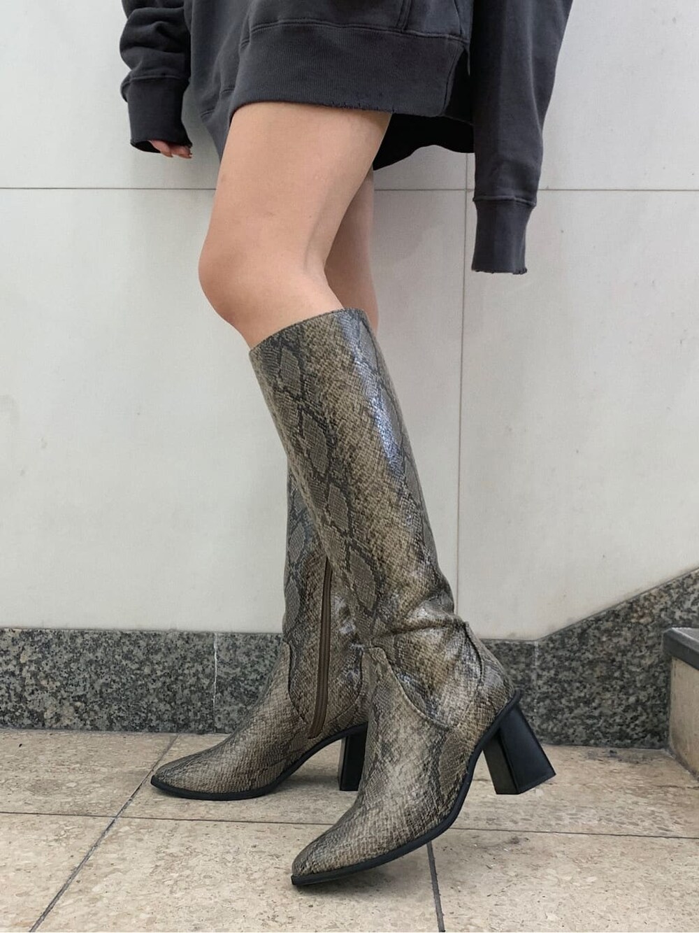 ブラック系のハンドバッグ、ブラック系のその他パンツ、グレー系のパーカーを着用したレディースの秋コーディネートの7枚目の写真