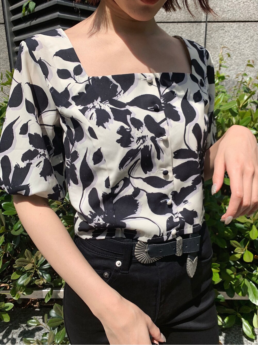 ホワイト系のシャツ/ブラウス、イエロー系のサンダル、ブラック系のショルダーバッグを着用したレディースの春コーディネートの4枚目の写真