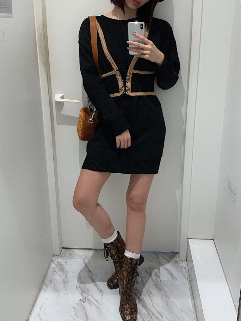 ブラウン系のブーツ、ブラウン系のハットを着用したレディースの秋コーディネートの2枚目の写真