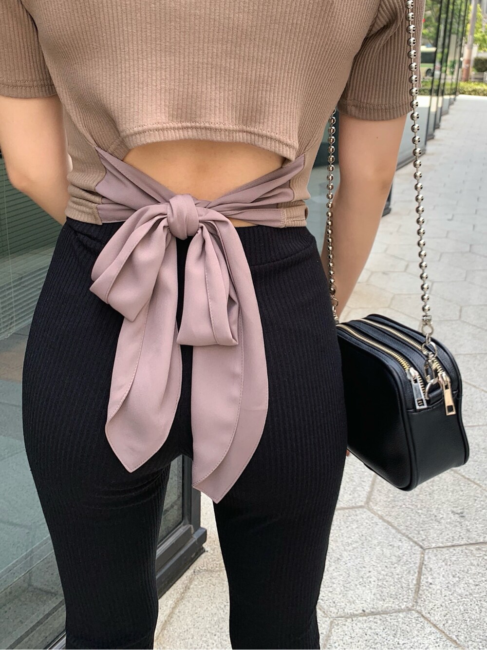 ブラック系のその他パンツ、ブラック系のサンダル、ブラウン系のTシャツ/カットソーを着用したレディースの春コーディネートの6枚目の写真