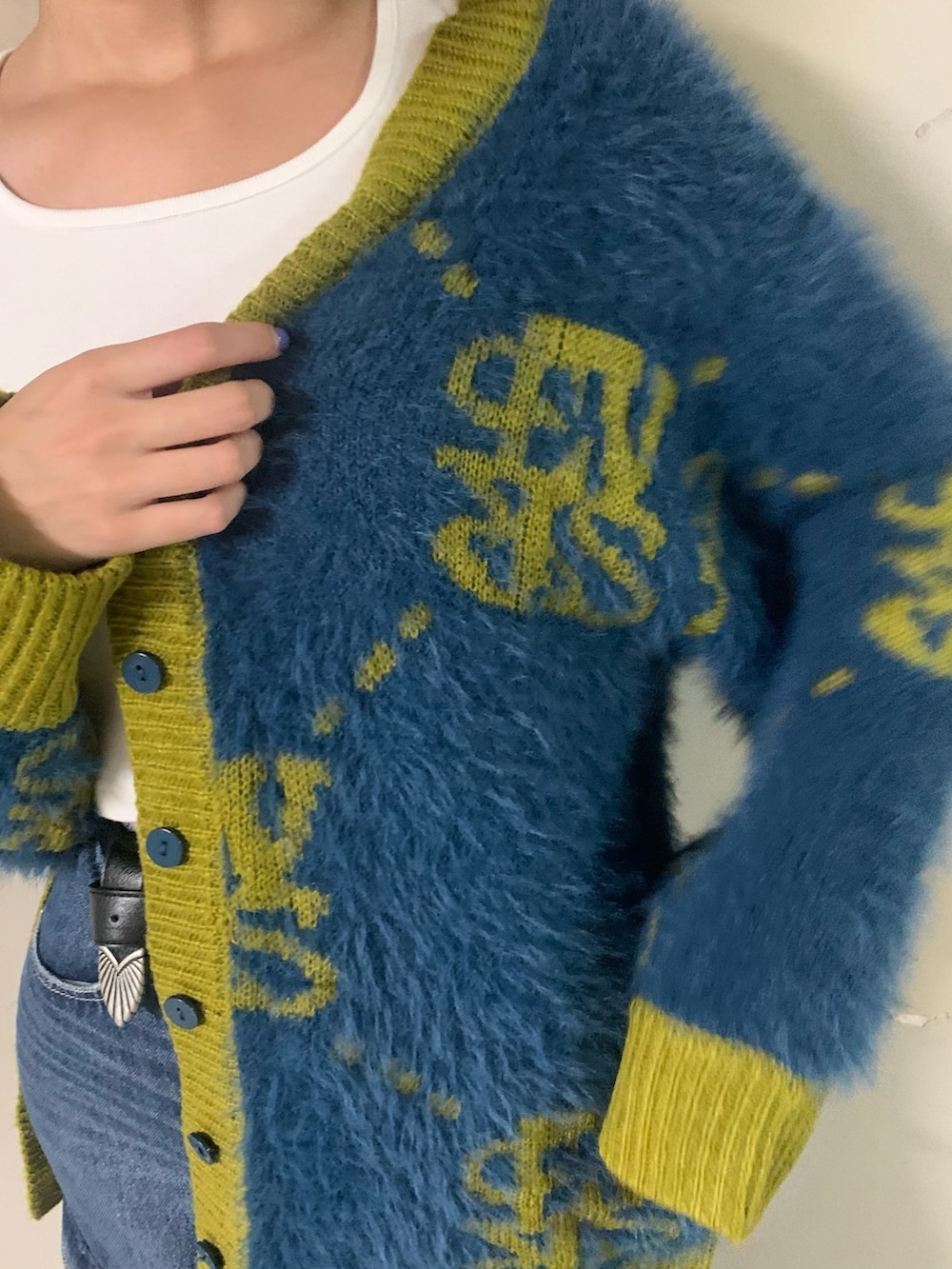 ブルー系のデニムスカート、ブルー系のカーディガン/ボレロ、ホワイト系のTシャツ/カットソーを着用したレディースの秋コーディネートの5枚目の写真