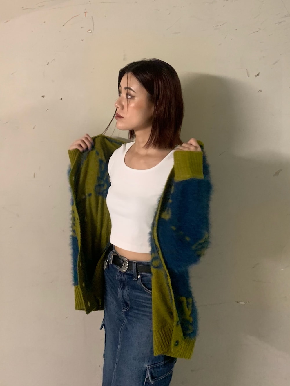 ブルー系のデニムスカート、ブルー系のカーディガン/ボレロ、ホワイト系のTシャツ/カットソーを着用したレディースの秋コーディネートの3枚目の写真