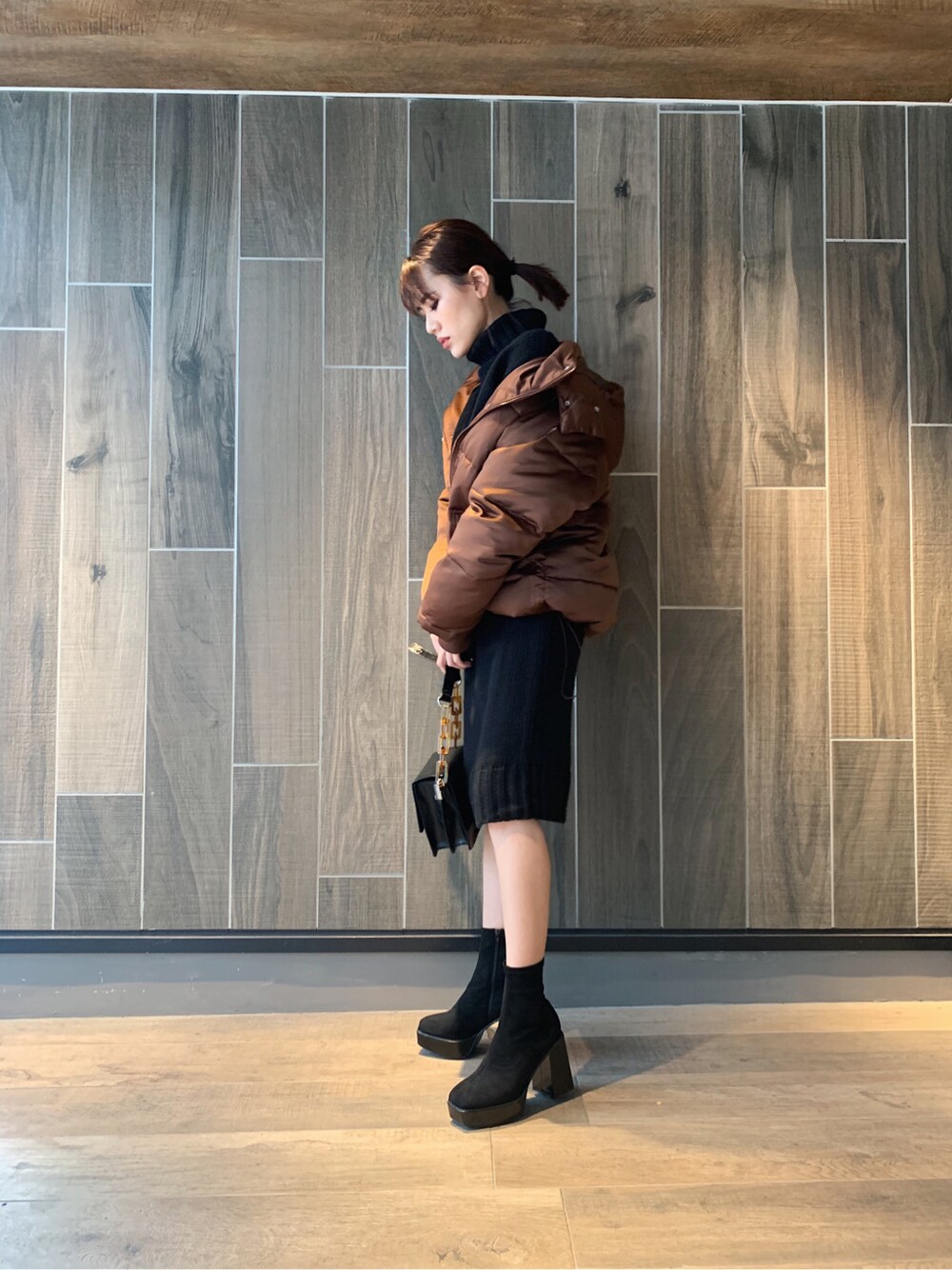 ブラック系のワンピース、ブラック系のベルトを着用したレディースの冬コーディネートの3枚目の写真