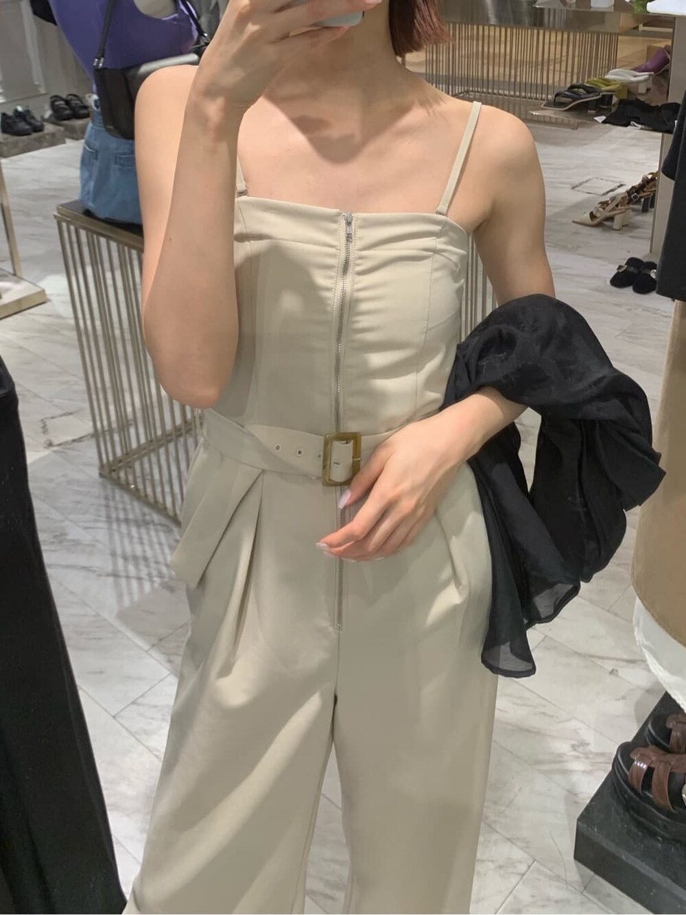 ホワイト系のサロペット/オーバーオール、ブラック系のサンダル、ブラック系のシャツ/ブラウスを着用したレディースの夏コーディネートの3枚目の写真