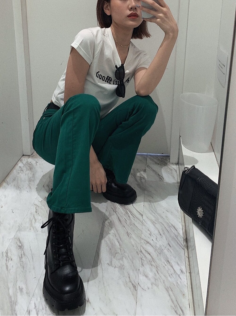 ブラック系のブーツ、ホワイト系のTシャツ/カットソー、ブラック系のショルダーバッグを着用したレディースの春コーディネートの7枚目の写真