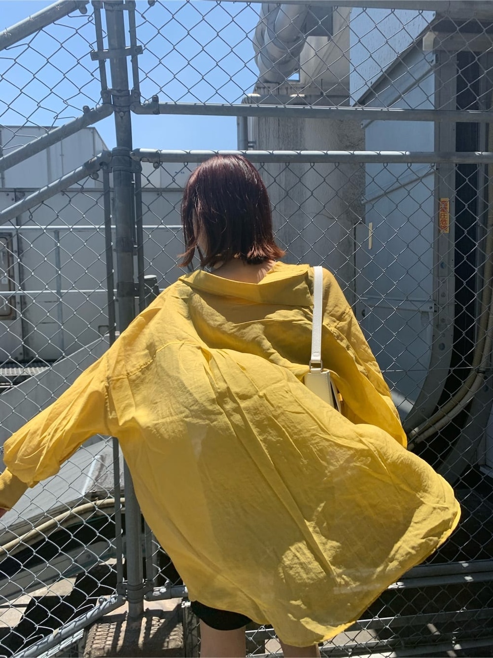 ブラック系のTシャツ/カットソー、ホワイト系のショルダーバッグ、ブラック系のその他パンツを着用したレディースの夏コーディネートの5枚目の写真