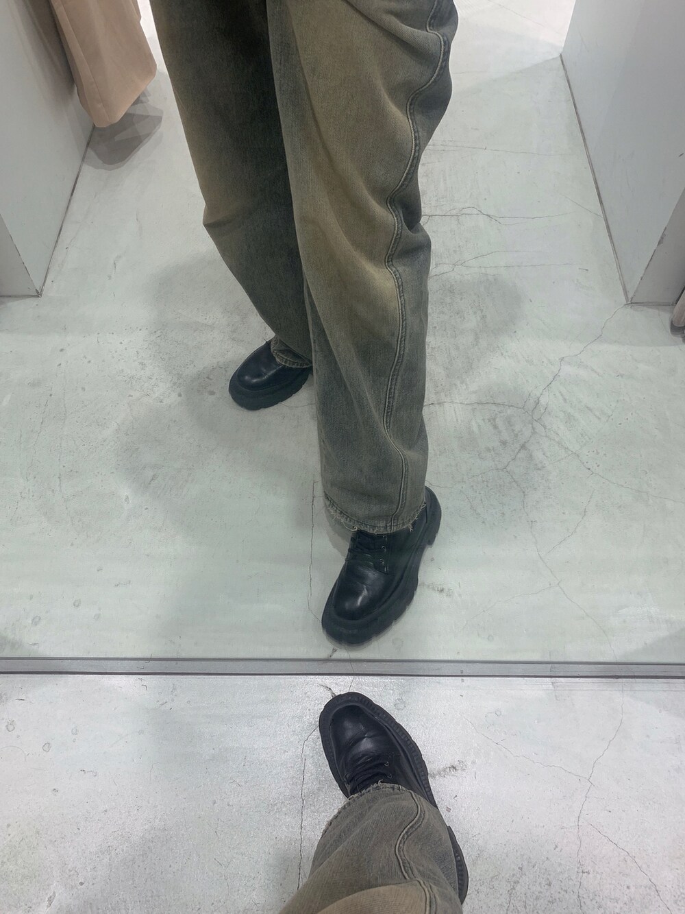 ブラック系のブーツ、グリーン系のニット/セーター、その他のサングラスを着用したレディースの春コーディネートの6枚目の写真