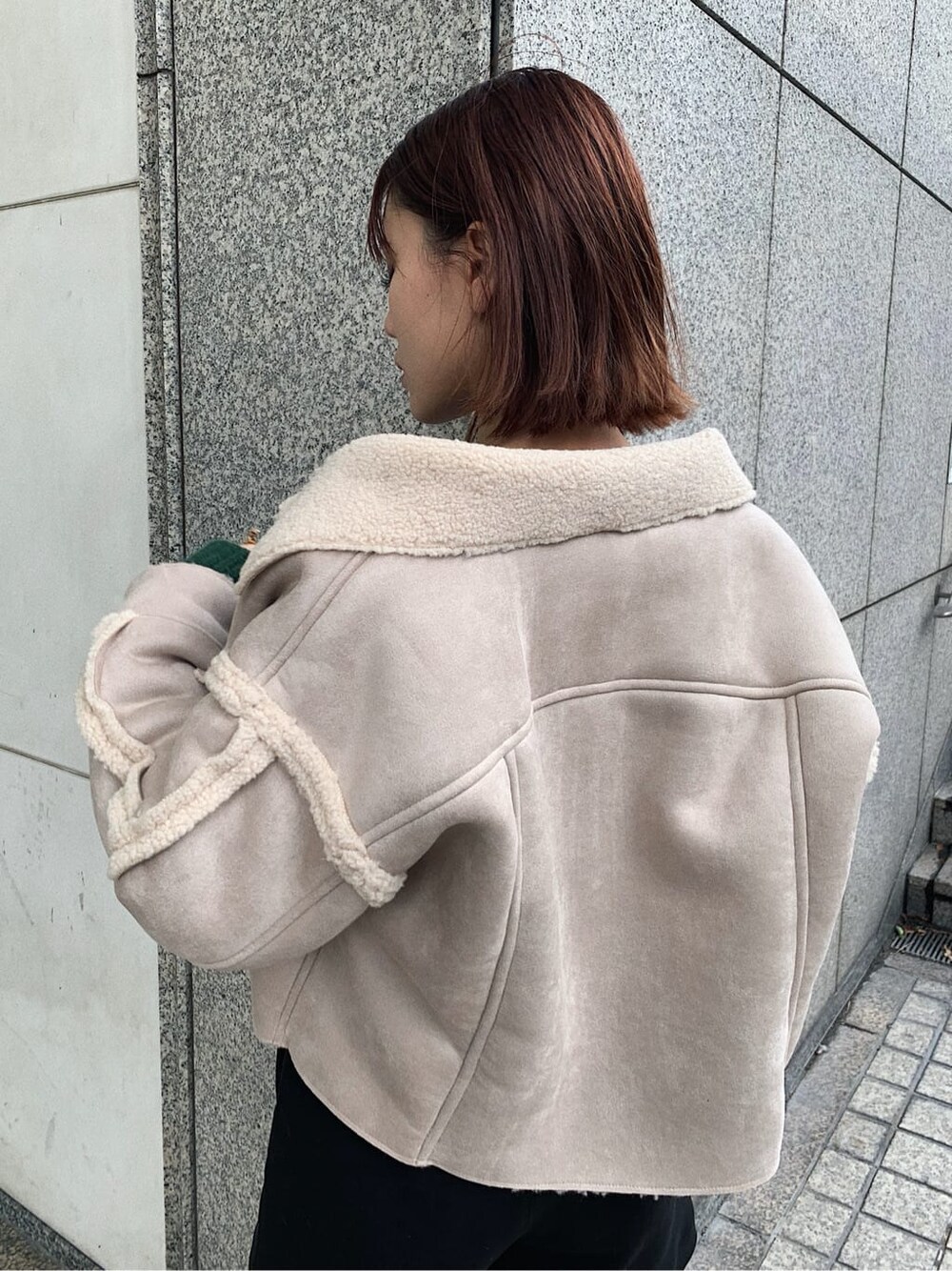 ブラック系のブーツ、ブラック系のその他パンツ、グリーン系のニット/セーターを着用したレディースの秋コーディネートの5枚目の写真