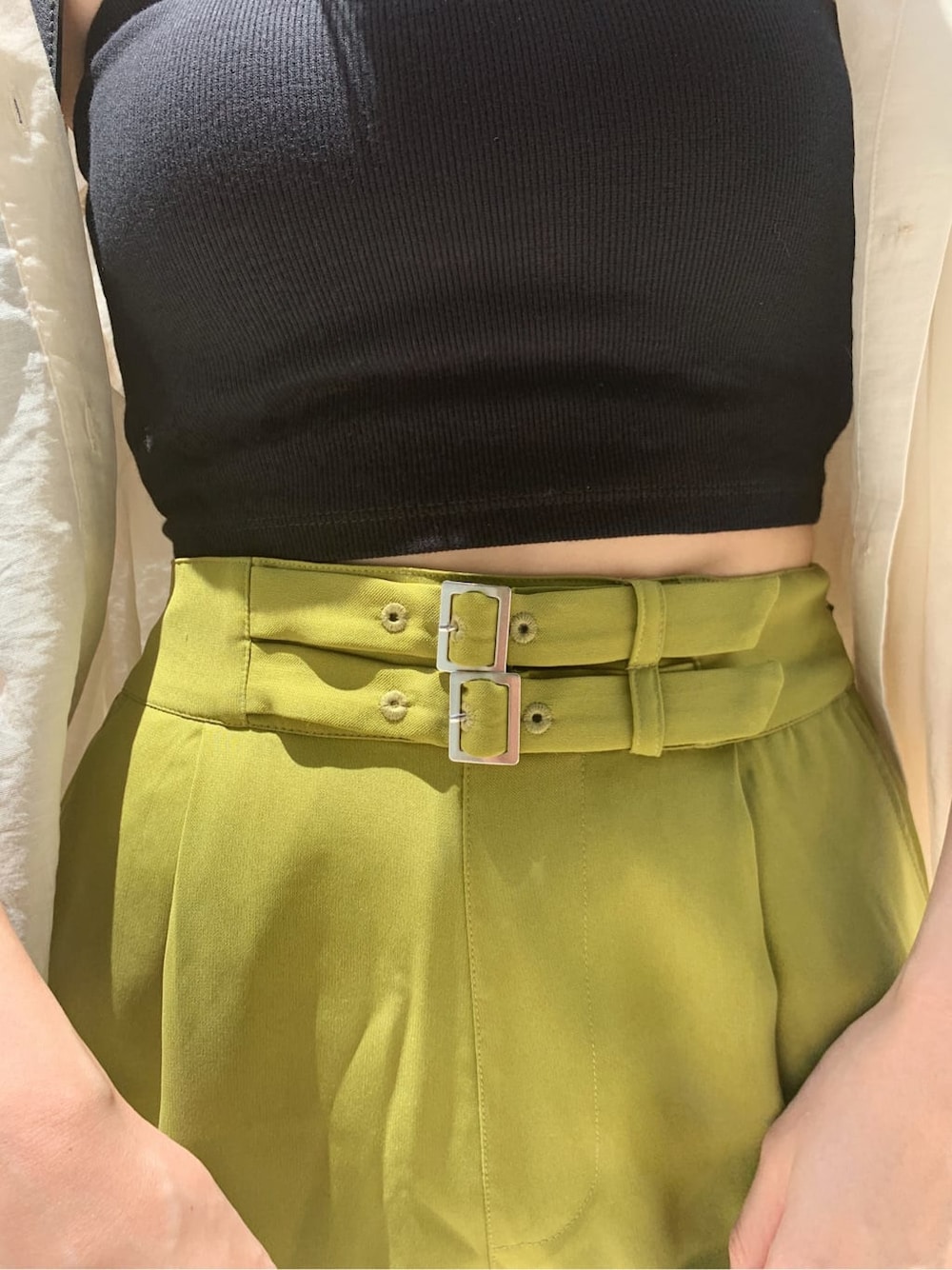 ホワイト系のシャツ/ブラウス、ブラック系のサンダル、グリーン系のその他パンツを着用したレディースの夏コーディネートの8枚目の写真