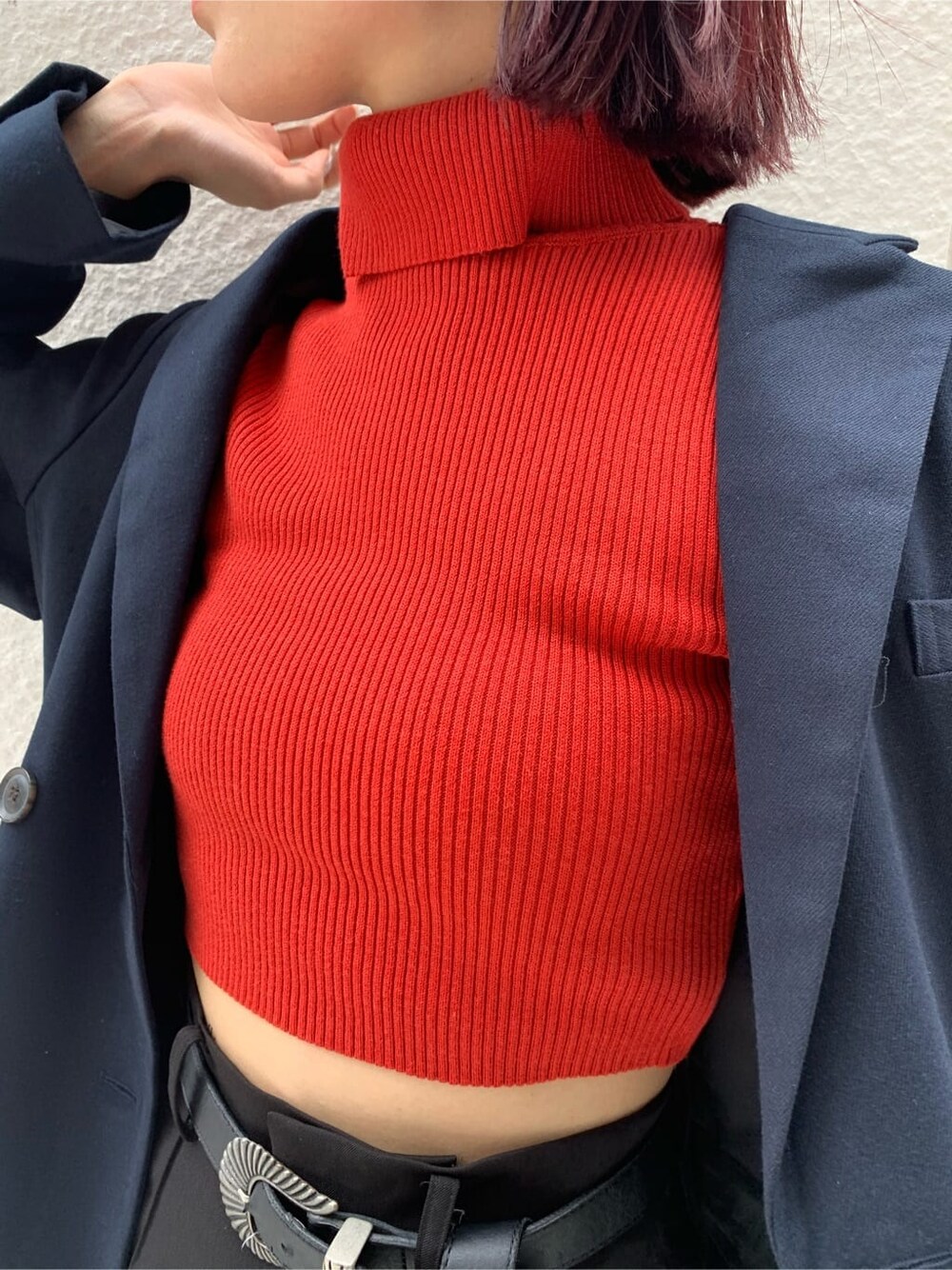 ブルー系のテーラードジャケット、ブラック系のハンドバッグ、ブラック系のブーツを着用したレディースの秋コーディネートの7枚目の写真