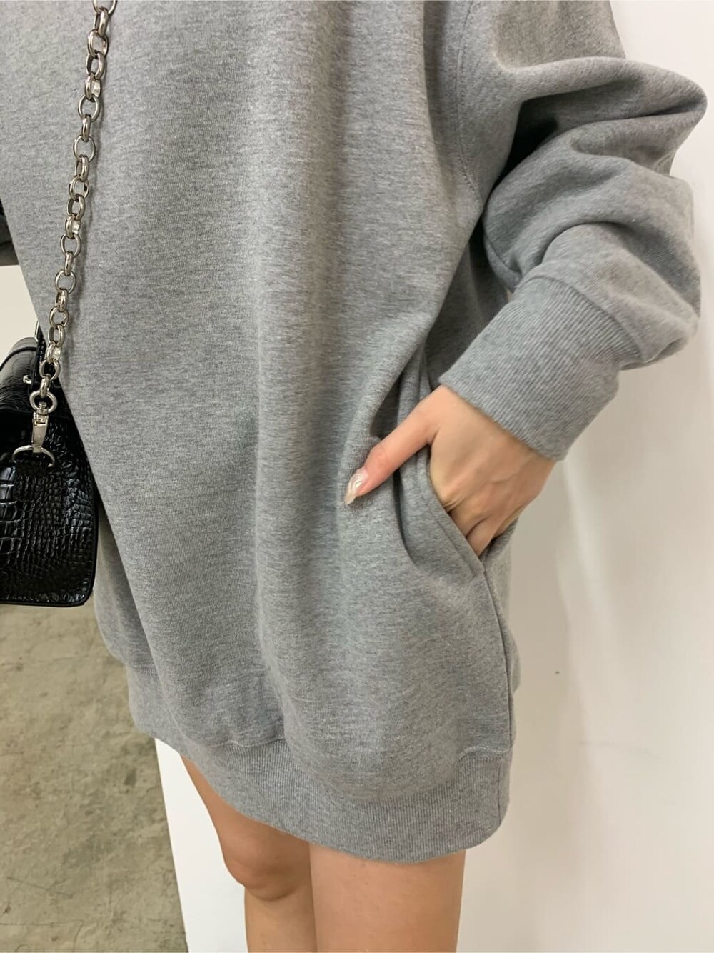 ブラック系のブーツ、グレー系のスウェット、ブラック系のブルゾンを着用したレディースの秋コーディネートの6枚目の写真