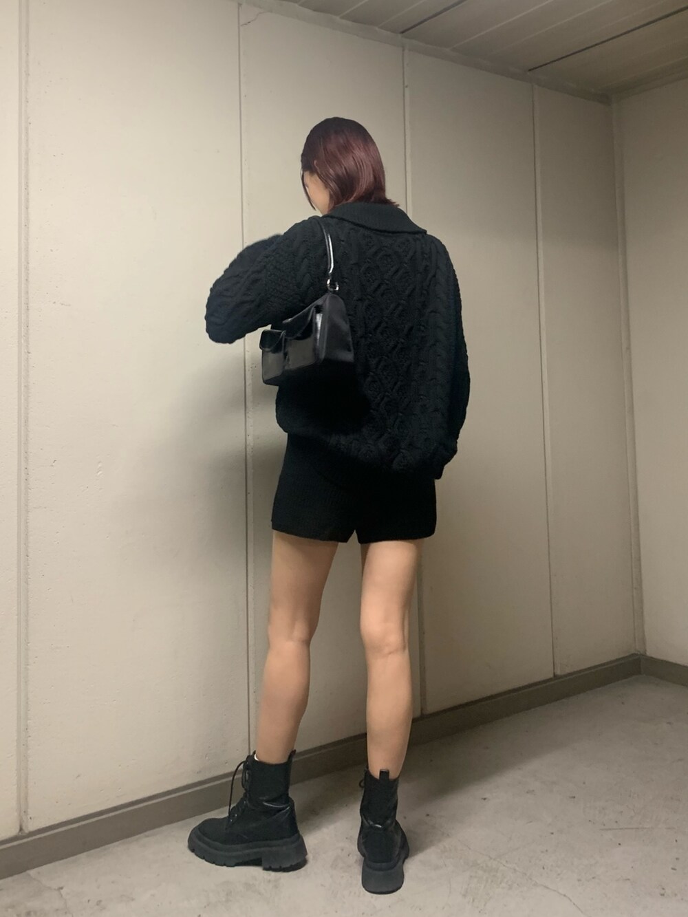 ブラック系のニット/セーター、ブラック系のハンドバッグ、ブラック系のその他パンツを着用したレディースの秋コーディネートの3枚目の写真