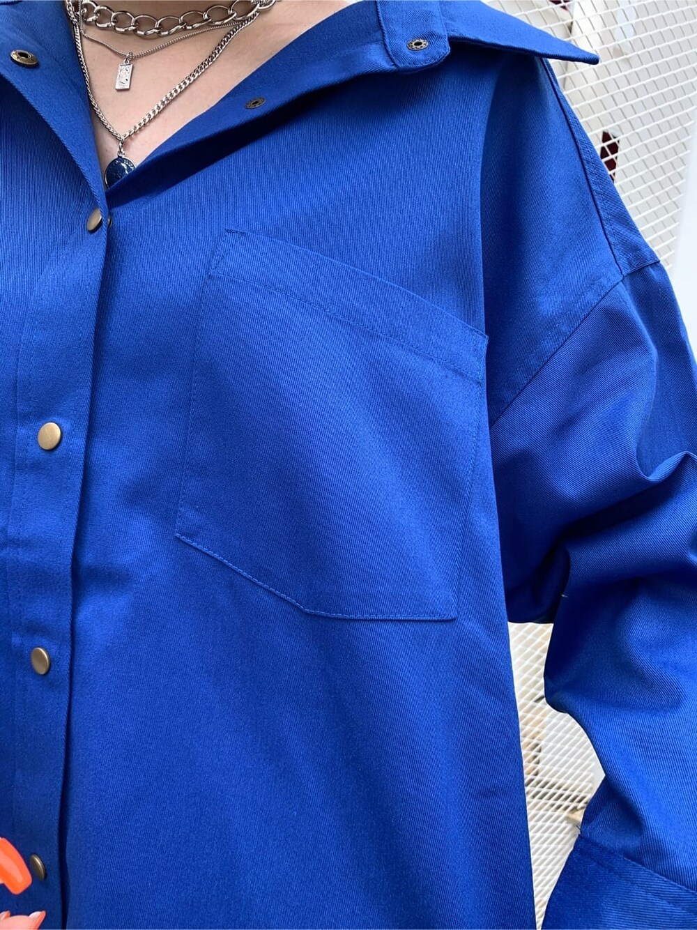 ブルー系のシャツ/ブラウス、ブラック系のブーツ、ブラック系のショルダーバッグを着用したレディースの夏コーディネートの5枚目の写真