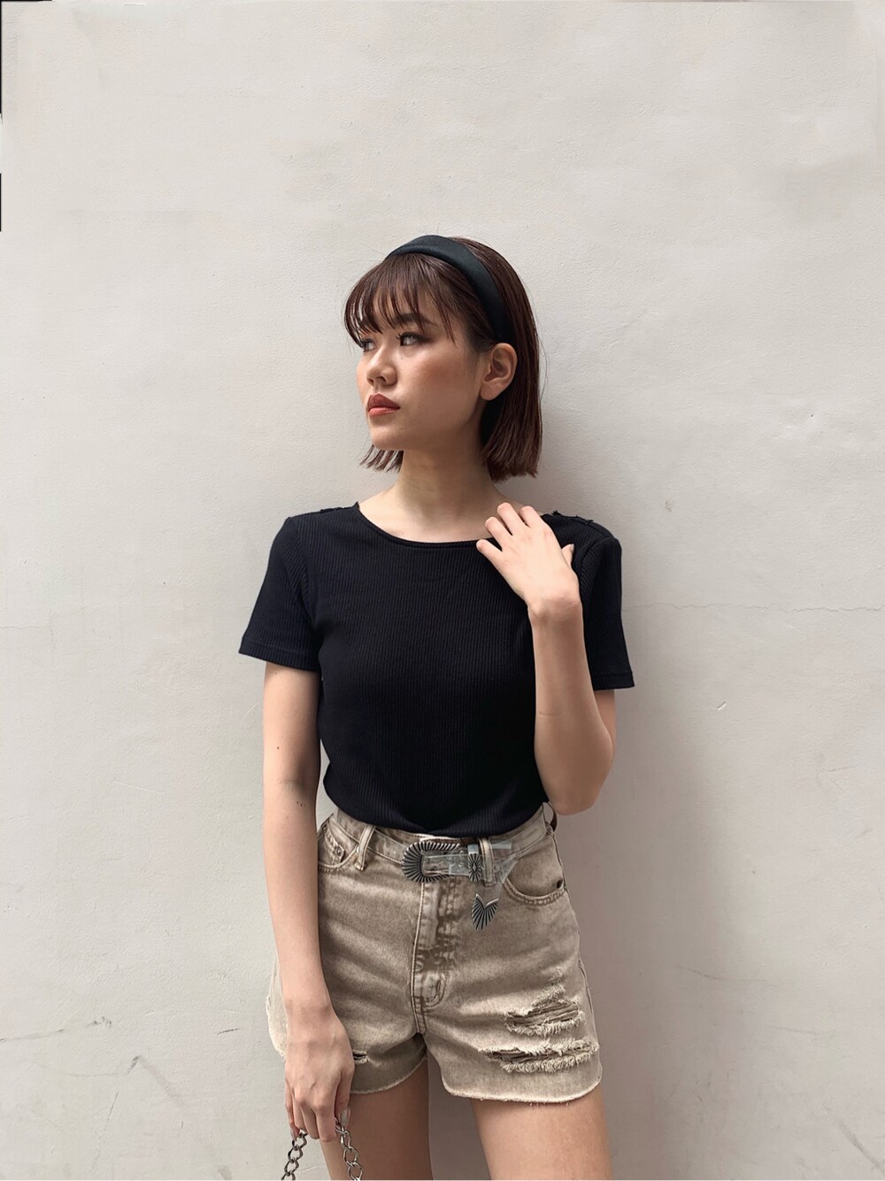 イエロー系のサンダル、ベージュ系のデニムパンツ、ブラック系のTシャツ/カットソーを着用したレディースの春コーディネートの5枚目の写真