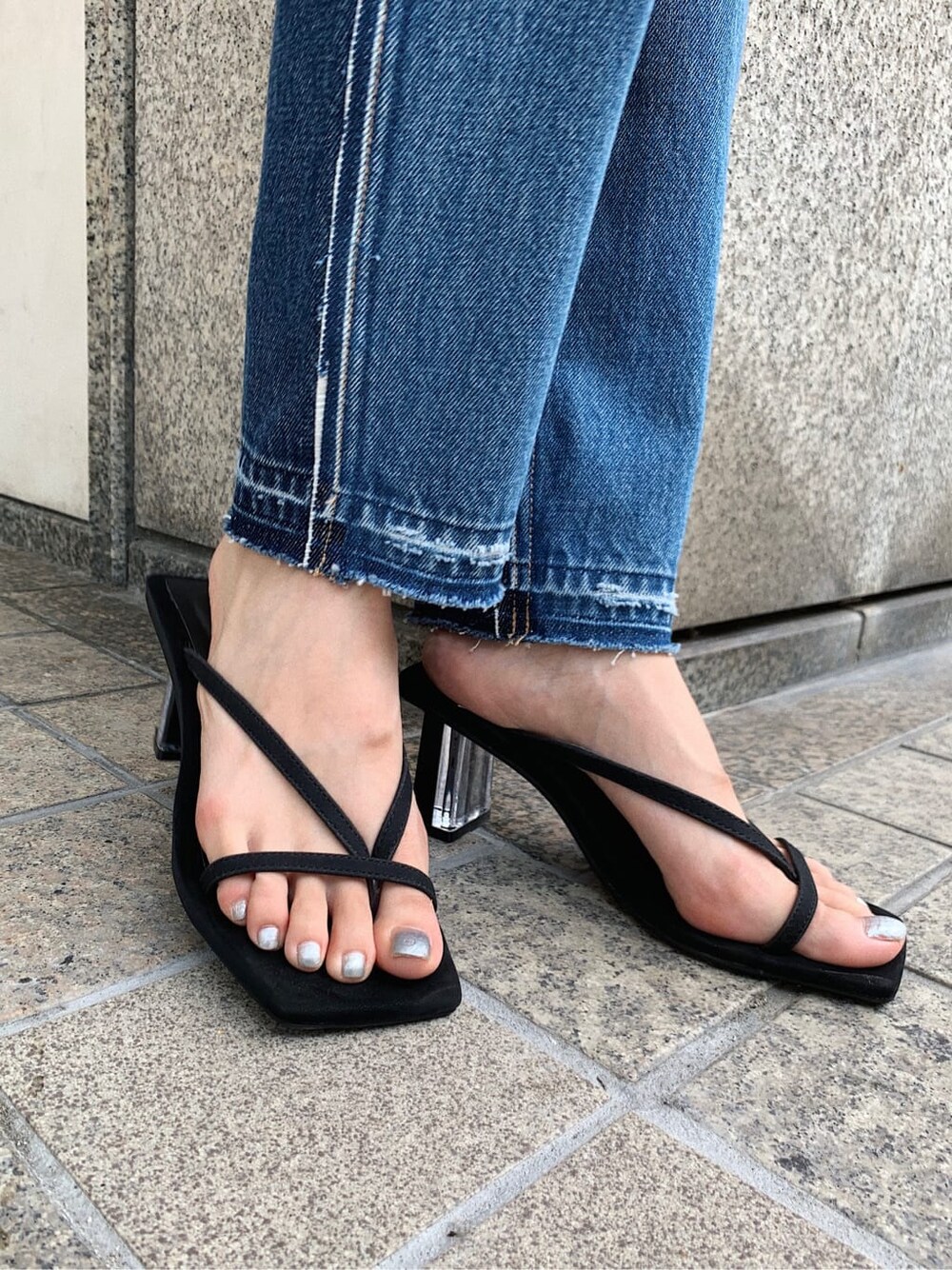 ブルー系のデニムパンツ、ブラック系のサンダル、オレンジ系のニット/セーターを着用したレディースの夏コーディネートの8枚目の写真