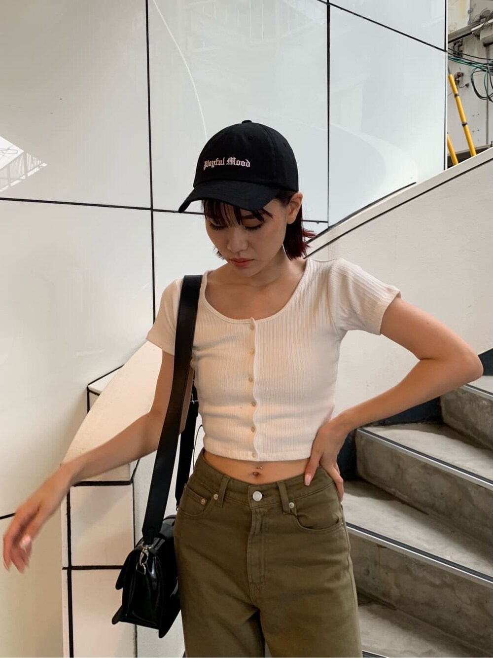 ホワイト系のTシャツ/カットソー、ブラック系のサンダル、ブラック系のショルダーバッグを着用したレディースの夏コーディネートの4枚目の写真