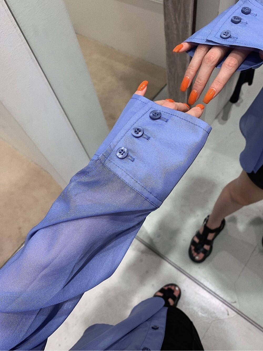 ホワイト系のTシャツ/カットソー、ブラック系のその他パンツ、ブラック系のショルダーバッグを着用したレディースの春コーディネートの6枚目の写真