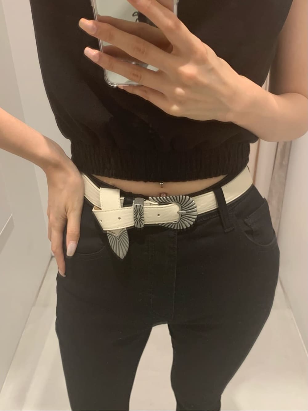 ブラック系のブーツ、ブラック系のタンクトップ、ブラック系のデニムパンツを着用したレディースの夏コーディネートの7枚目の写真