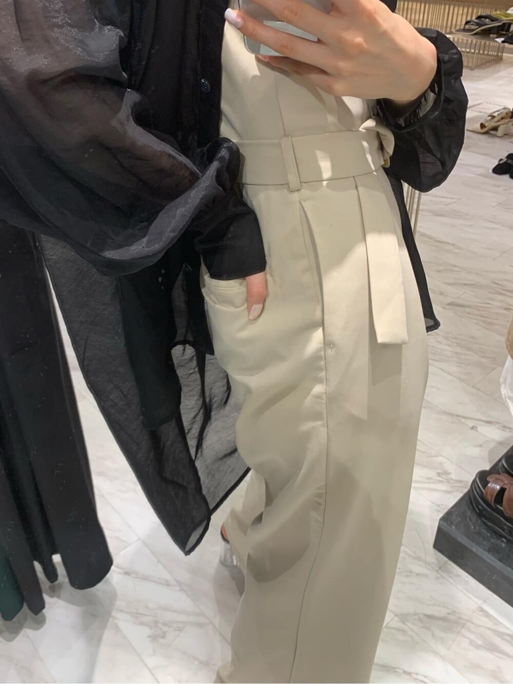 ホワイト系のサロペット/オーバーオール、ブラック系のサンダル、ブラック系のシャツ/ブラウスを着用したレディースの夏コーディネートの6枚目の写真