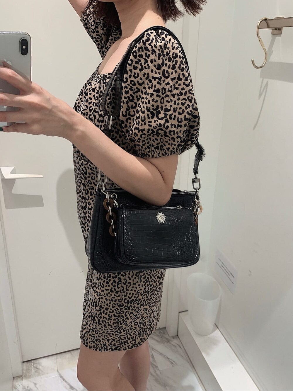 その他のワンピース、その他のブーツ、ブラック系のショルダーバッグを着用したレディースの夏コーディネートの7枚目の写真