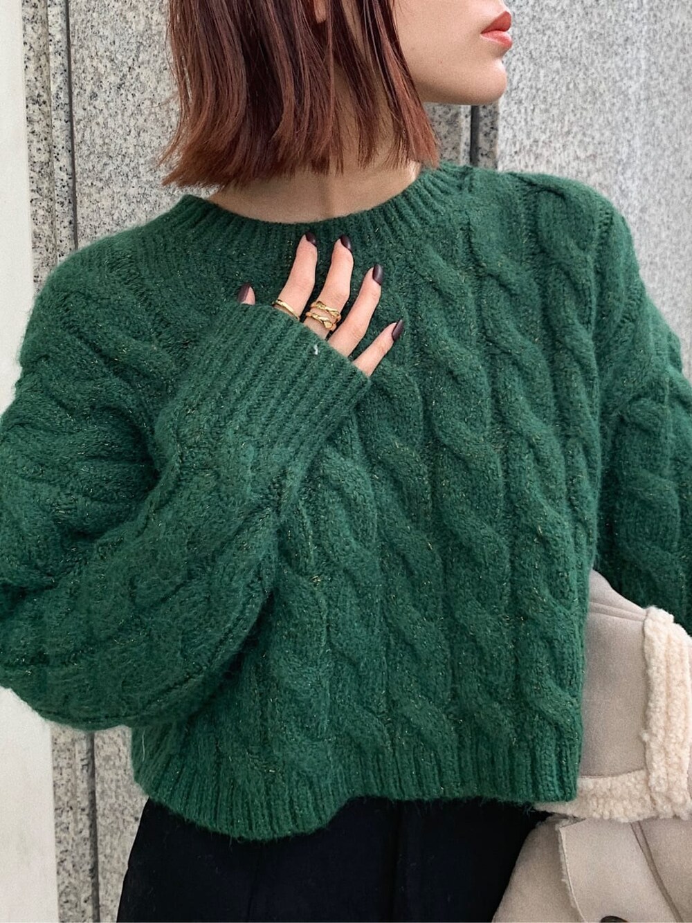 ブラック系のブーツ、ブラック系のその他パンツ、グリーン系のニット/セーターを着用したレディースの秋コーディネートの6枚目の写真