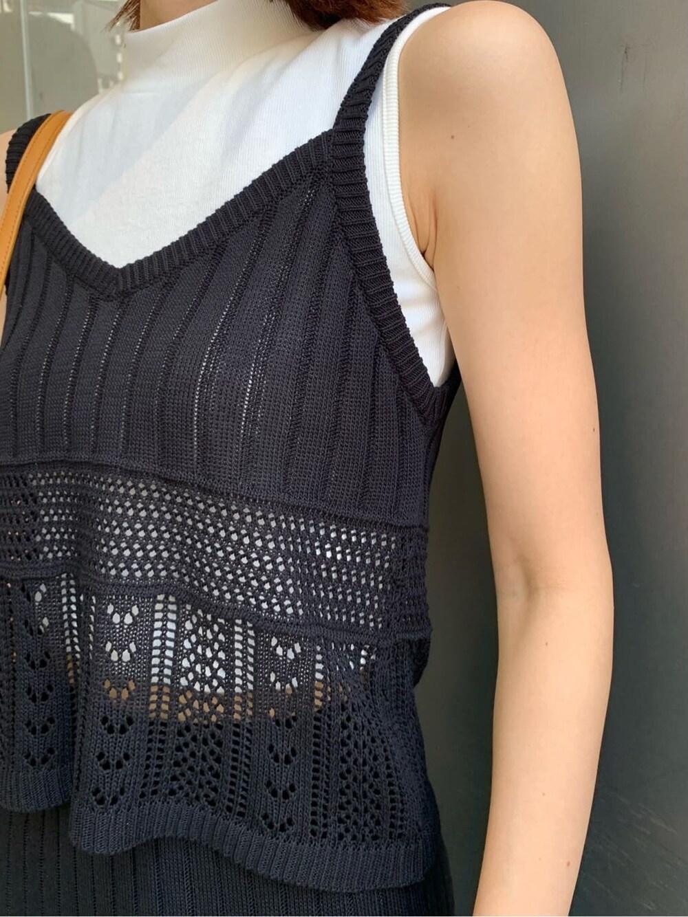 ホワイト系のタンクトップ、ブラック系のキャミソール、ベージュ系のショルダーバッグを着用したレディースの夏コーディネートの6枚目の写真