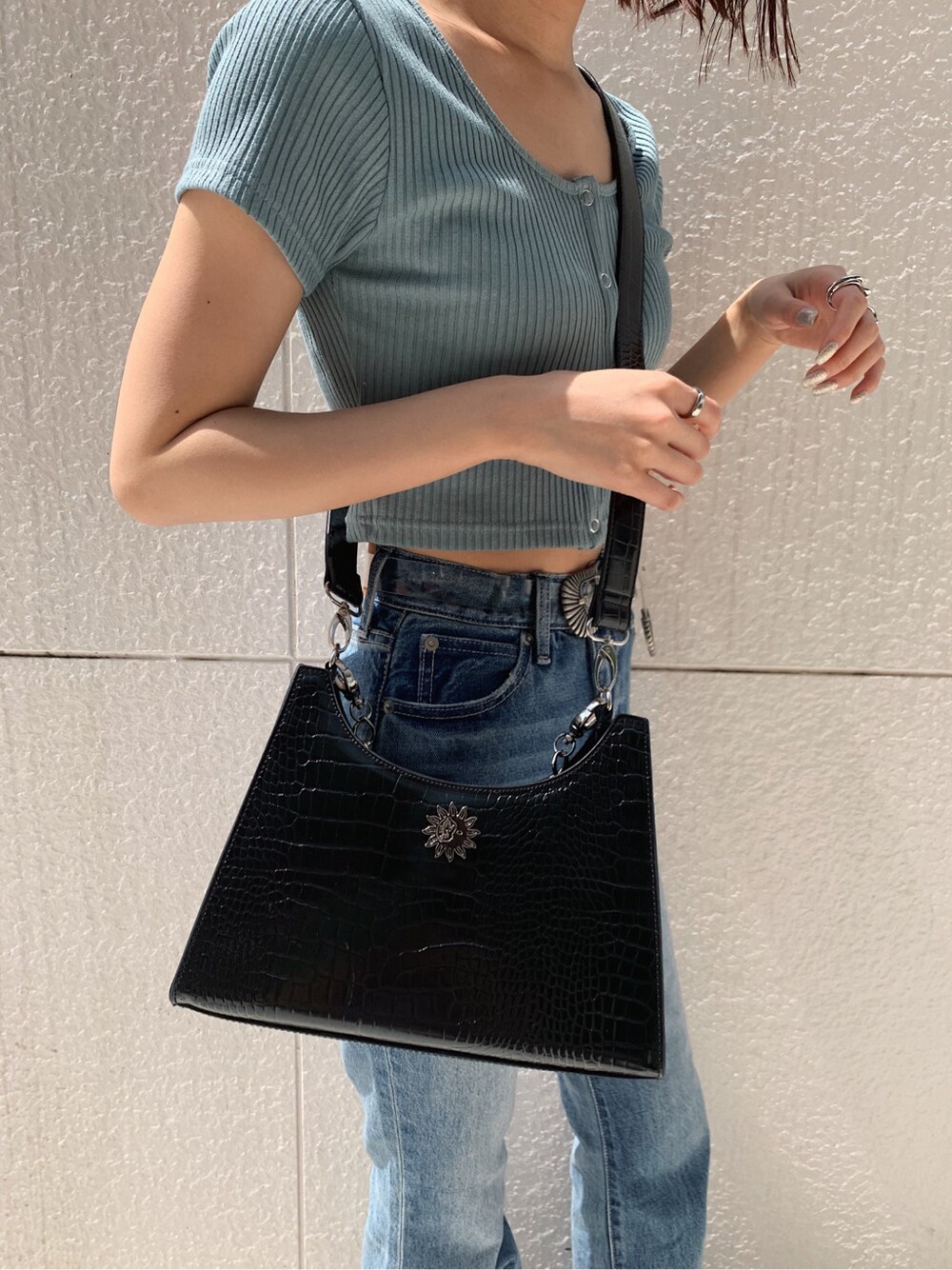 ブラック系のサンダル、ブルー系のデニムパンツ、その他のベルトを着用したレディースの春コーディネートの7枚目の写真