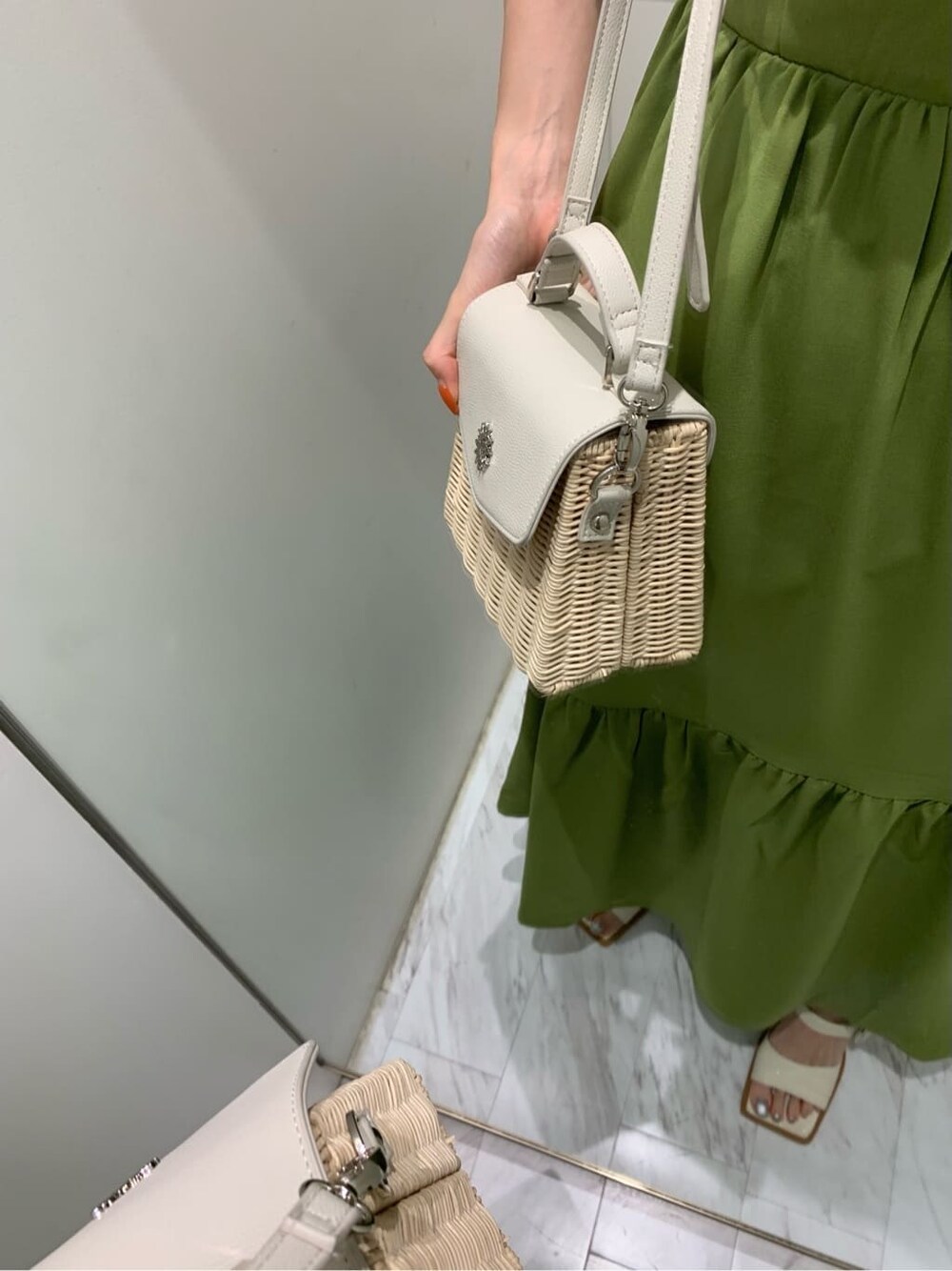 ホワイト系のサンダル、グリーン系のワンピース、ホワイト系のショルダーバッグを着用したレディースの夏コーディネートの7枚目の写真