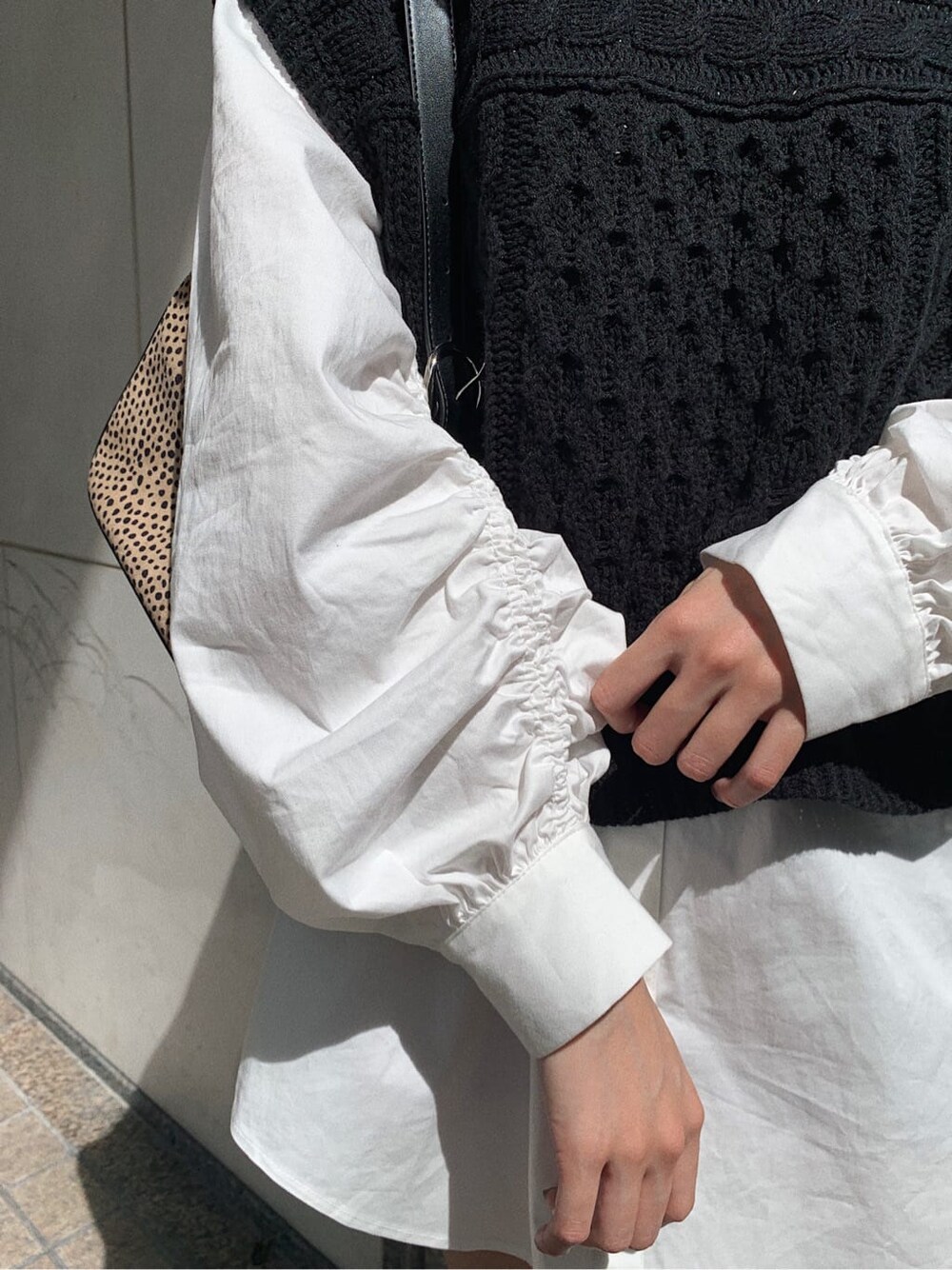 その他のショルダーバッグ、ホワイト系のシャツ/ブラウス、ブラック系のニット/セーターを着用したレディースの秋コーディネートの6枚目の写真