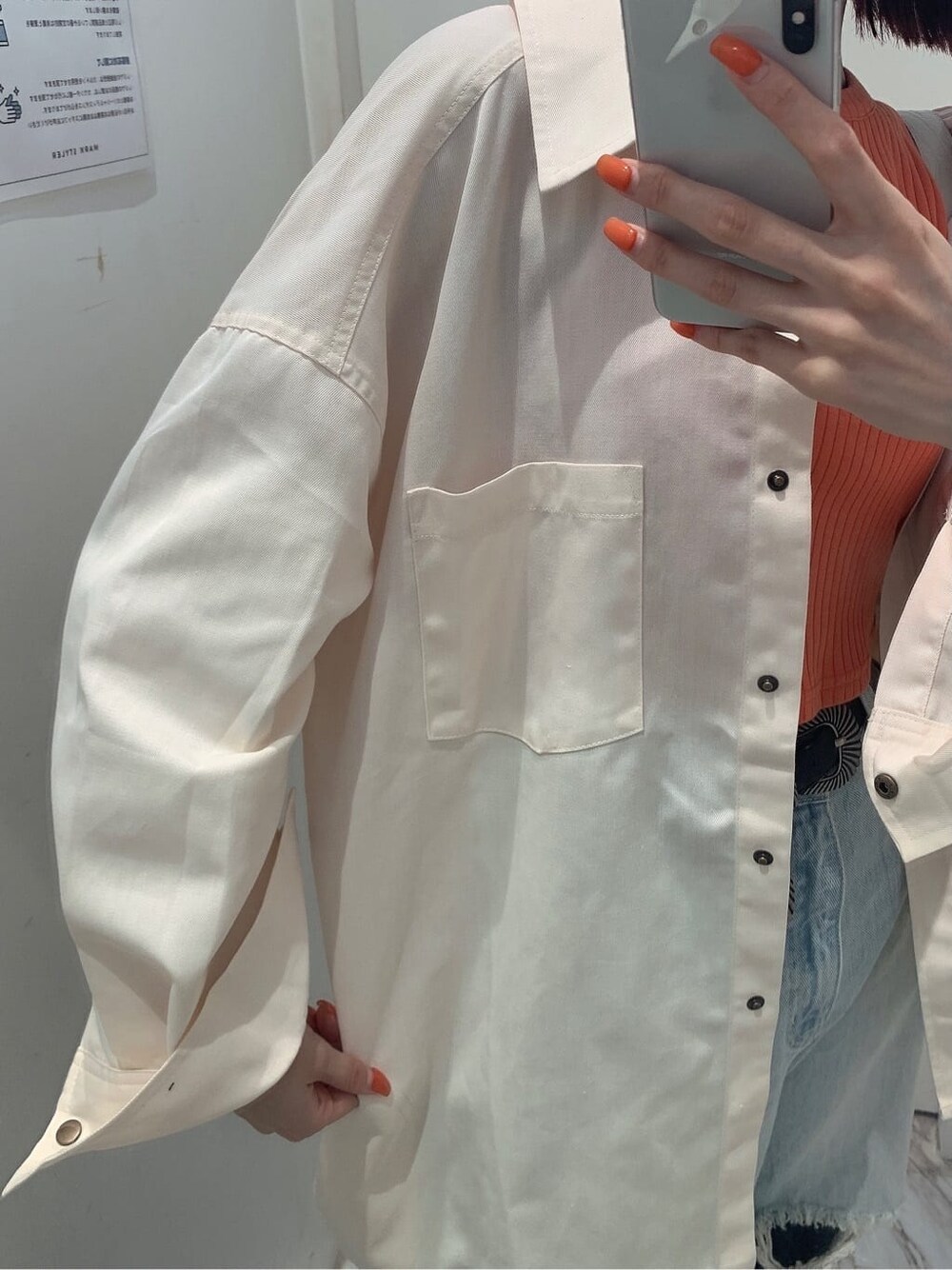 ホワイト系のシャツ/ブラウス、ブラック系のサンダル、ブルー系のデニムパンツを着用したレディースの夏コーディネートの4枚目の写真