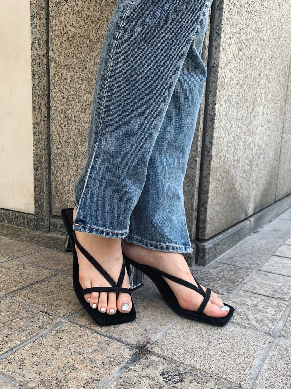 グリーン系のTシャツ/カットソー、ブルー系のデニムパンツ、ブラック系のサンダルを着用したレディースの夏コーディネートの9枚目の写真