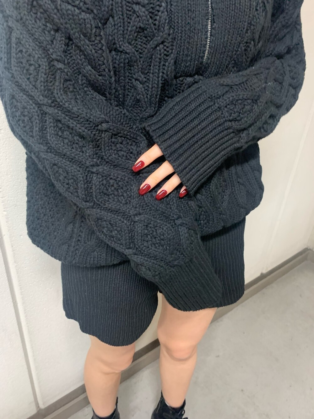 ブラック系のニット/セーター、ブラック系のハンドバッグ、ブラック系のその他パンツを着用したレディースの秋コーディネートの6枚目の写真