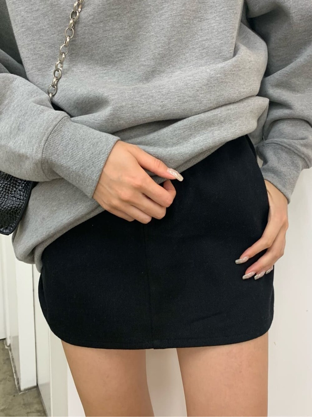 ブラック系のブーツ、グレー系のスウェット、ブラック系のブルゾンを着用したレディースの秋コーディネートの7枚目の写真