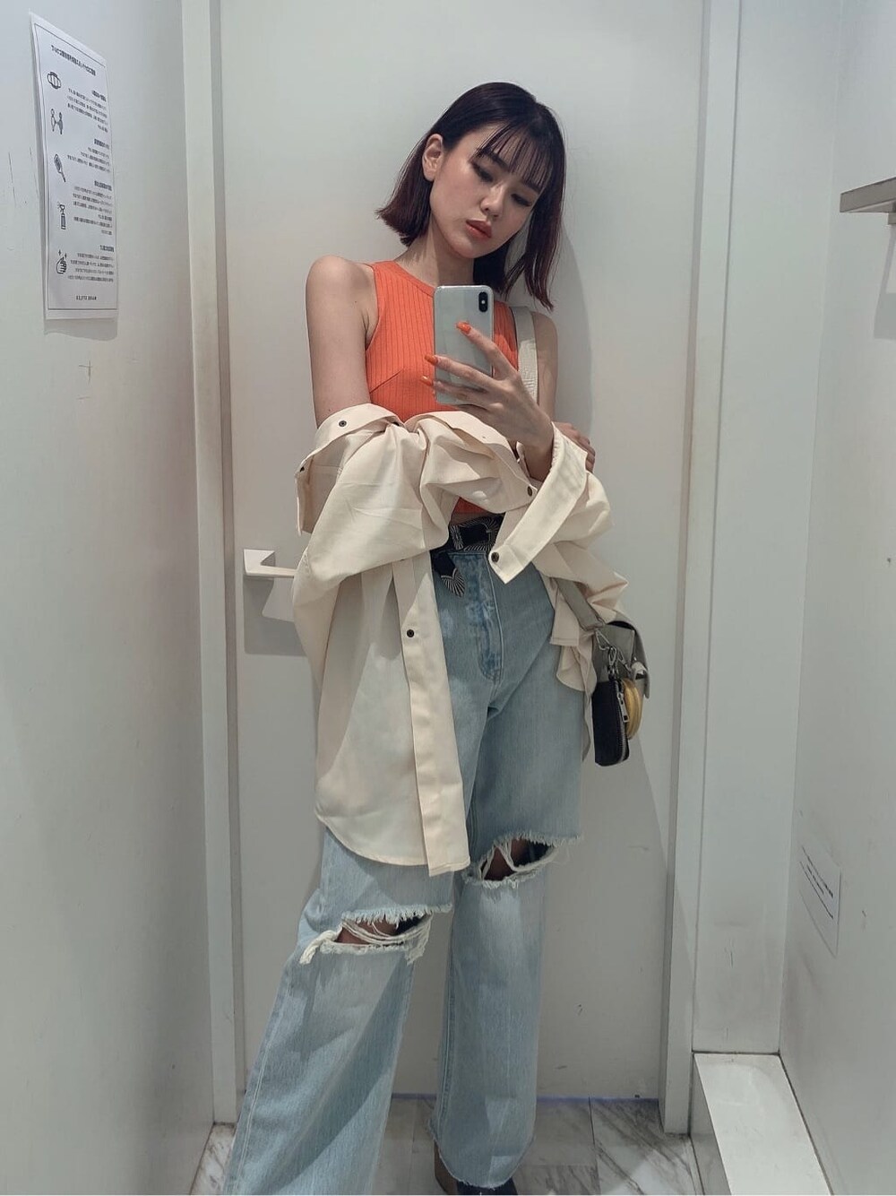 ホワイト系のシャツ/ブラウス、ブラック系のサンダル、ブルー系のデニムパンツを着用したレディースの夏コーディネートの3枚目の写真