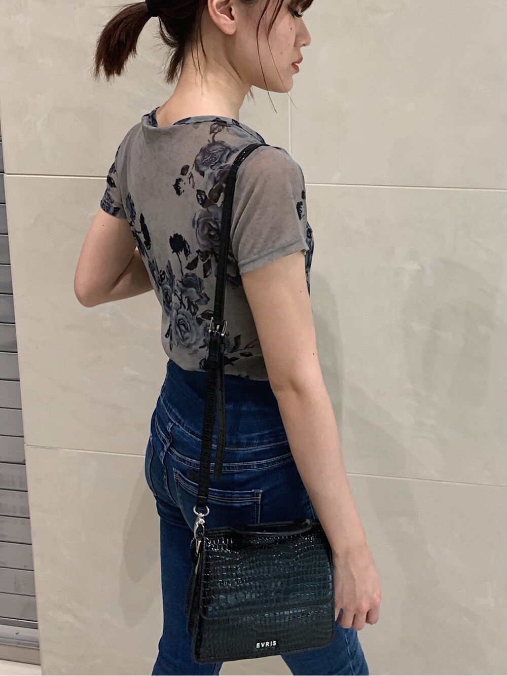 ブルー系のデニムパンツ、ブラック系のサンダルを着用したレディースの春コーディネートの7枚目の写真