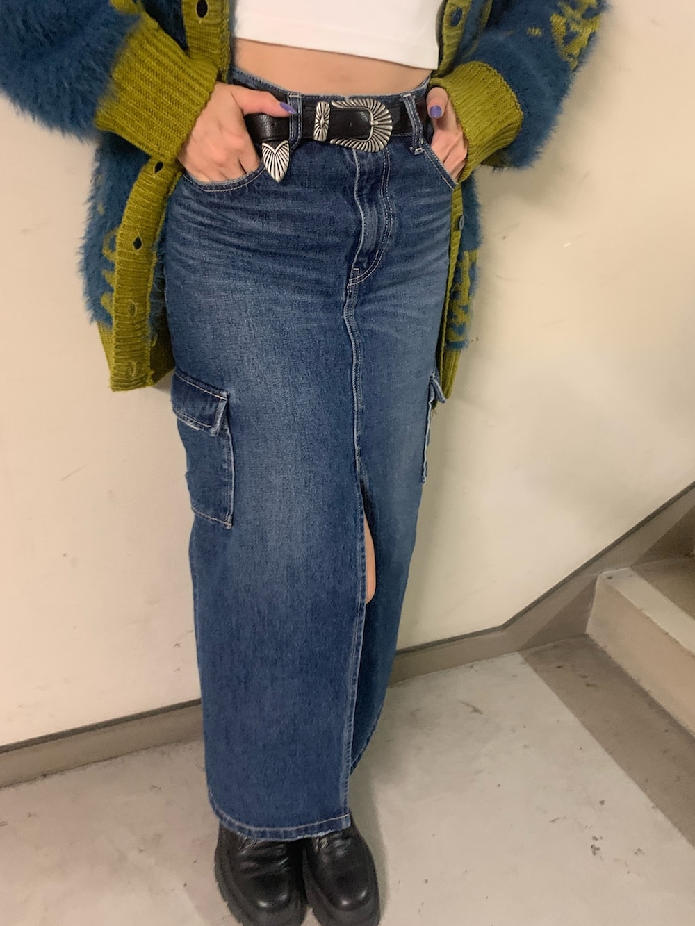 ブルー系のデニムスカート、ブルー系のカーディガン/ボレロ、ホワイト系のTシャツ/カットソーを着用したレディースの秋コーディネートの7枚目の写真