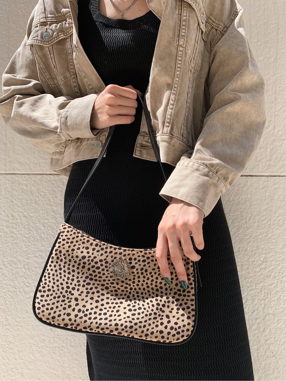 ベージュ系のデニムジャケット、ブラック系のブーツ、その他のショルダーバッグを着用したレディースの秋コーディネートの7枚目の写真